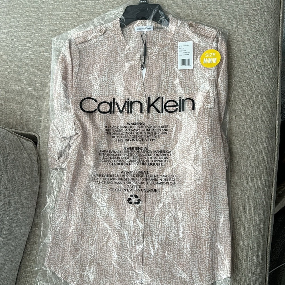 Calvin Klein
Rose Water Banded Collar Long Roll-Tab Sleeve Button Front Top. M - Picture 9 of 11